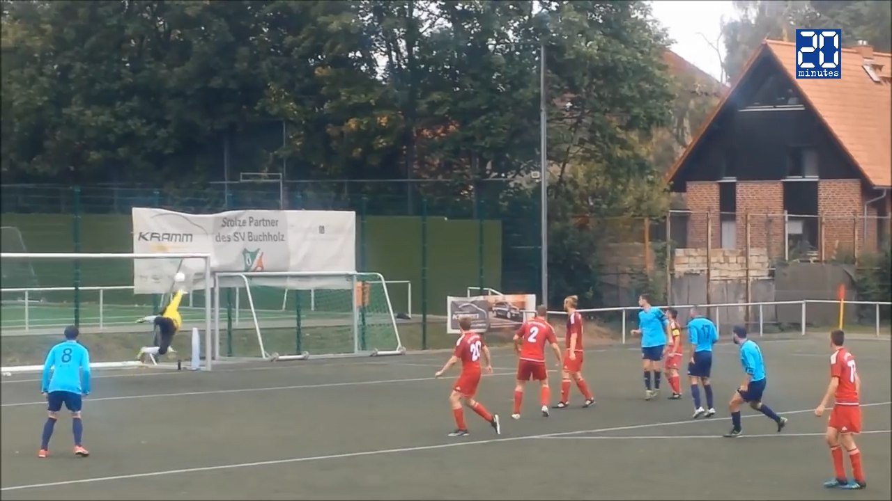 Frappe sur la barre et reprise de volée, quel but!