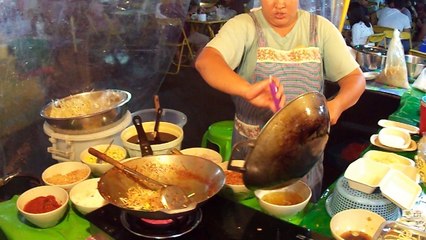 Une cuisinière Thaïlandaise qui déchire!