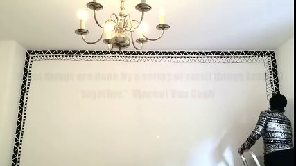 Elle commence par peindre des triangles tout autour de son mur de chambre... Ce qui suit est prodigieux!