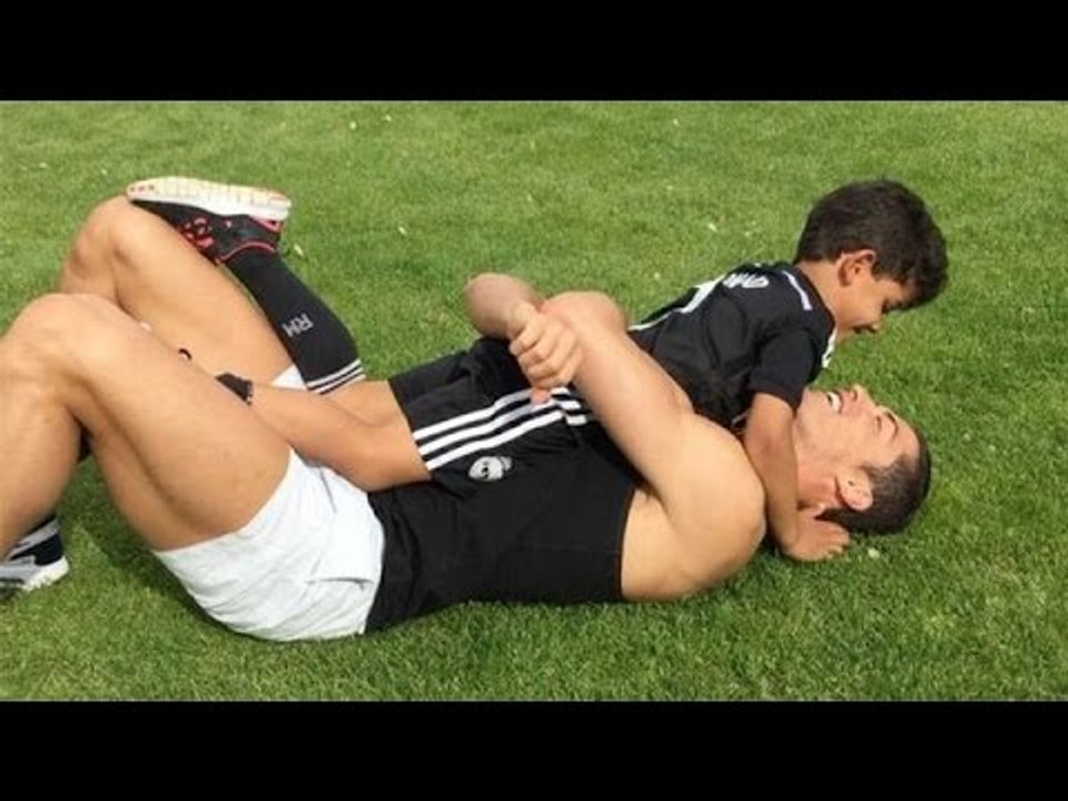 شاهد كيف يدرب كريستيانو رونالدو إبنه على لعب كرة القدم