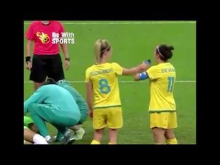 فيديو محرج للاعبة تعلم زميلتها استخدام قنينة الماء