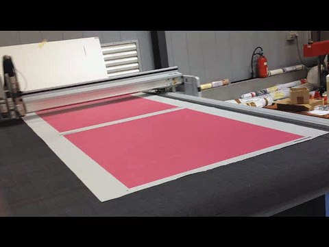 Decoupe d'adhésif, sur table de découpe numérique_ octobre rose pour covering de la tour montparnasse