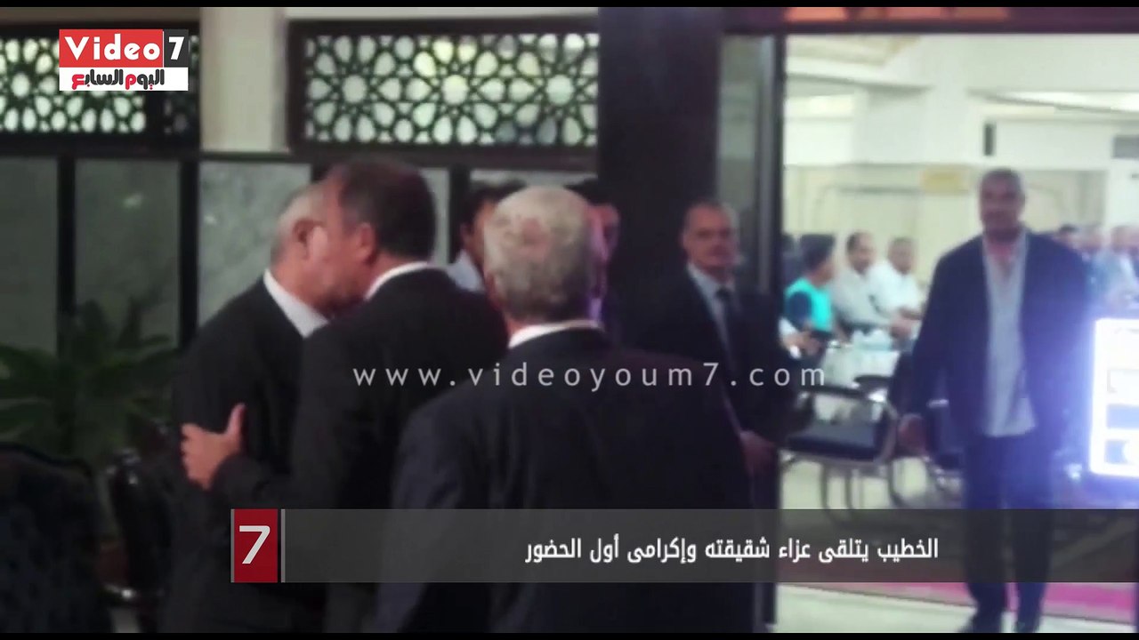 بالفيديو..الخطيب يتلقى عزاء شقيقته وإكرامى أول الحضور