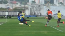 Que estilo! Isaac faz belo gol de letra em treino do Corinthians