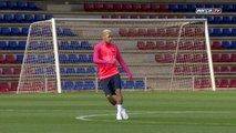 Neymar volta aos treinos no Barcelona