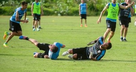 Uruguay'da Kalecilik Yapan Luis Suarez, Godin ile Sert Şekilde Çarpıştı