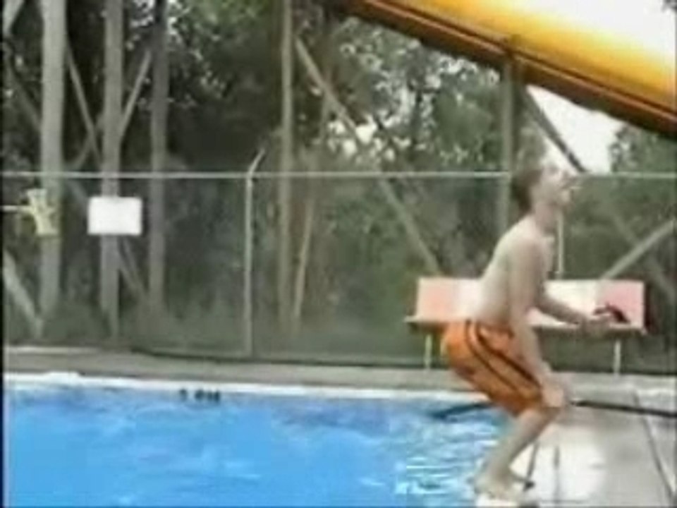 fils a keke a la piscine