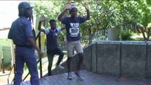 Nueva jornada de enfrentamientos entre policía y estudiantes en Sudáfrica