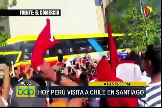 Numeroso grupo de hinchas peruanos apoya a seleccionados en Santiago