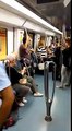 Pareja de ancianos sorprendió con un baile hip hop en el metro