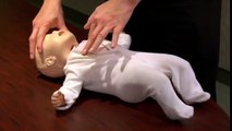Tous les parents se doivent de connaître cette technique pour réanimer un bébé inconscient !