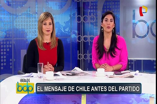 Numeroso grupo de hinchas peruanos apoya a seleccionados en Santiago