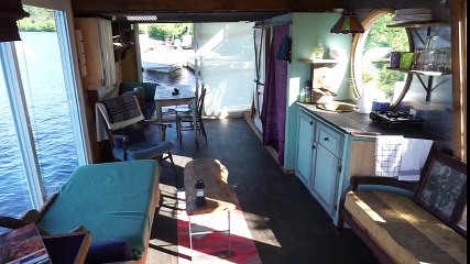 Impossible de ne pas tomber sous le charme de cette maison flottante sur la rivière Gatineau