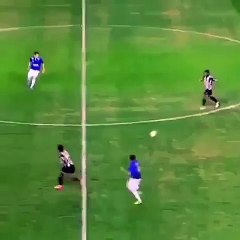 Ronaldinho dribbling all and scores Golazo
