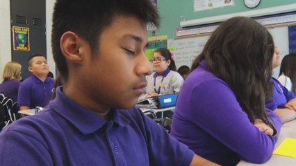 Meditación, una práctica en escuelas de Chicago que reduce el estrés en los estudiantes