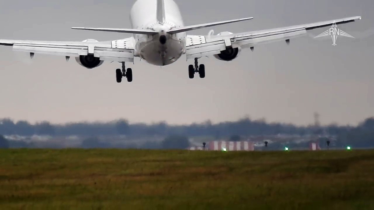 Crosswind landing results in almost crash - Boeing 737