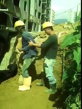 Kendi aralarında eğlenen işçiler