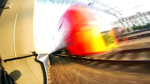 Il monte sur le toit d'un train TGV à 250km/h en Russie !!