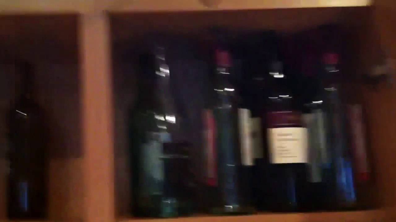Des tas de bouteilles de vin vides dans une cuisine étudiante LOL