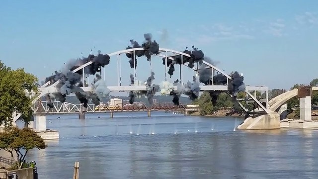 Un pont résiste aux explosions