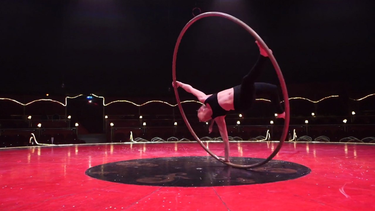 Cette femme tourne gracieusement dans un cerceau