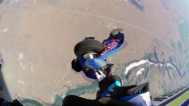 Redbull - il coince son wingsuit dans la porte de l'avion