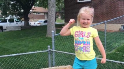 Un papa recrée le parcours de Ninja Warrior pour sa fille de 5 ans