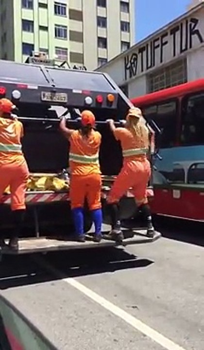 Des éboueurs brésiliennes font du twerk sur leur camion