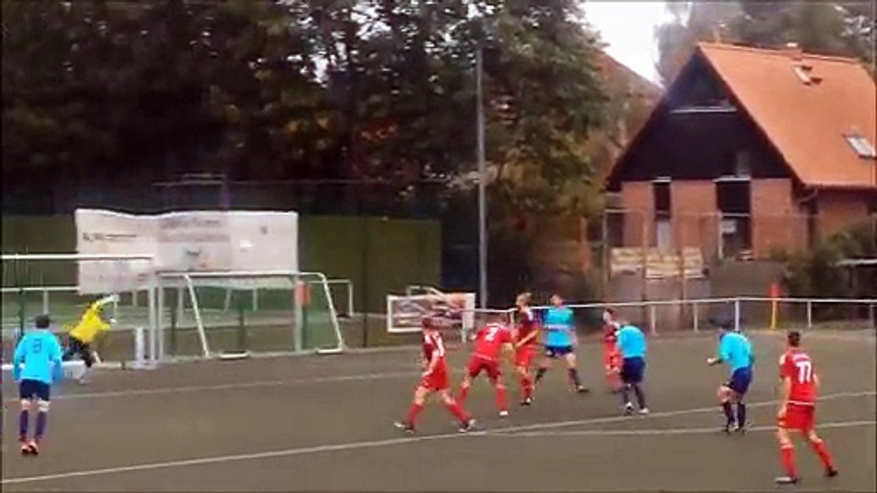 Le but à la Olive et Tom : un joueur tire sur la barre et marque sur une reprise de volée