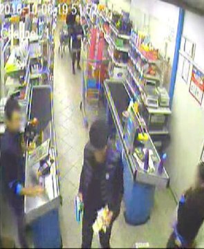 Polisi Bile Şaşırdı! Hırsızlar Soygun Yaparken Müşteriler Alışverişe Devam Etmiş