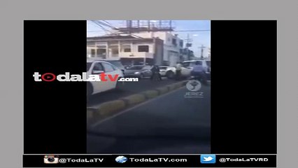 AMET enojado le dispara a la goma de una Yipeeta-Video