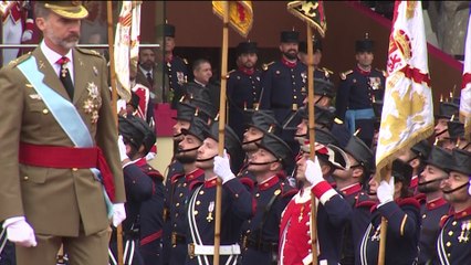 Los Reyes presiden un desfile muy deslucido por la lluvia