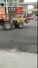 Un Bulldozer fou sans conducteur avance dans la rue !!