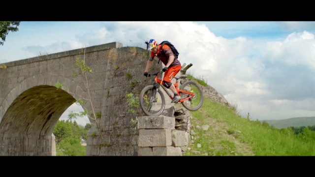 Session de BMX impressionnante de danny MacAskill en Ecosse