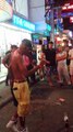Ce magicien fait voler les cartes autour de lui dans la rue en Thaïlande