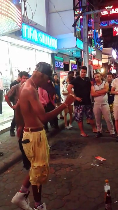 Ce magicien fait voler les cartes autour de lui dans la rue en Thaïlande