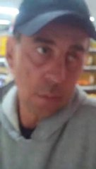 Un homme ivre agacé par son reflet dans le miroir