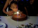 je souffle mes bougies d'anniversaire!!