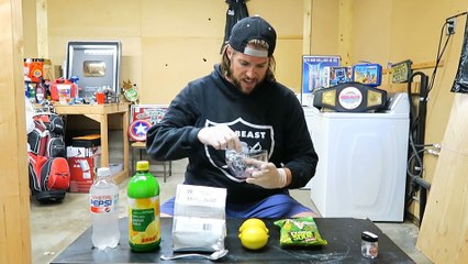 Un homme goûte la chose la plus horrible à goûter