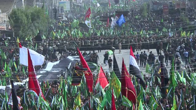 مئات الاف الشيعة يحيون ذكرى عاشوراء