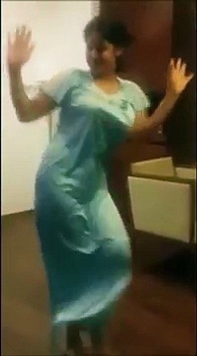 Desi Nanga Dance Hiltay Huway Mammay in Nighty