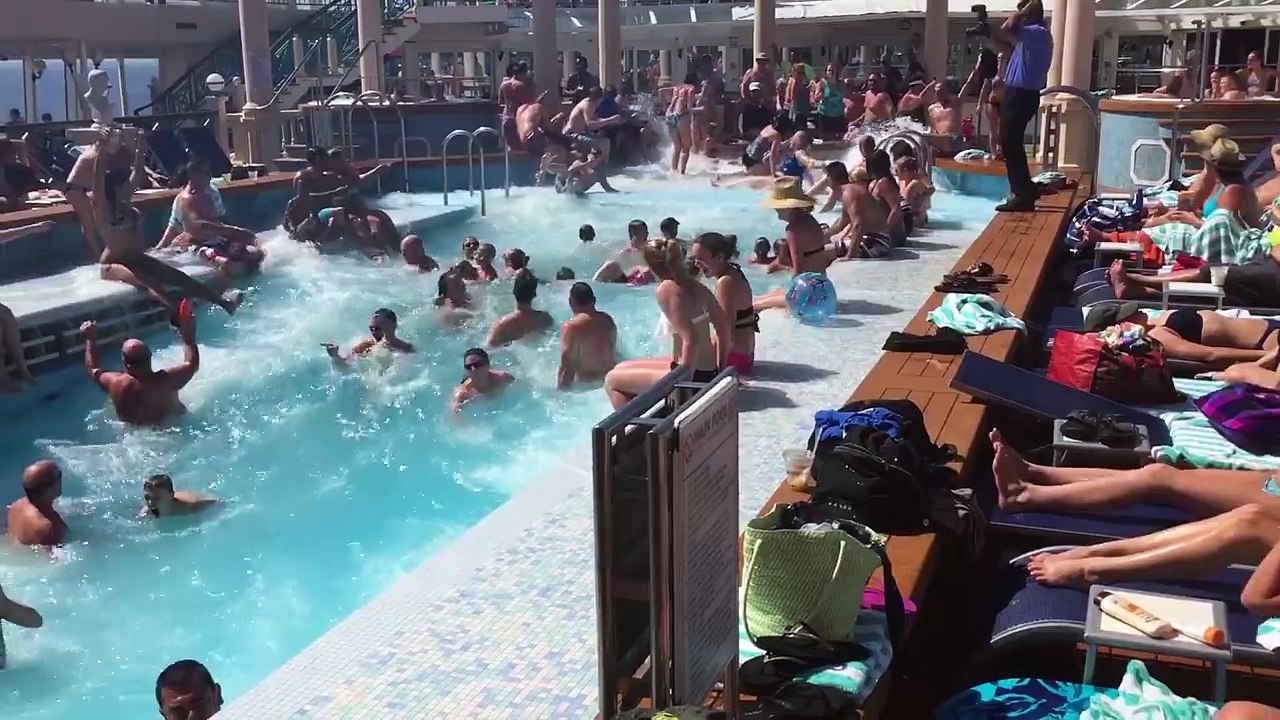Quand la piscine de ce bateau de croisiere se transforme en piscine à vague incroyable