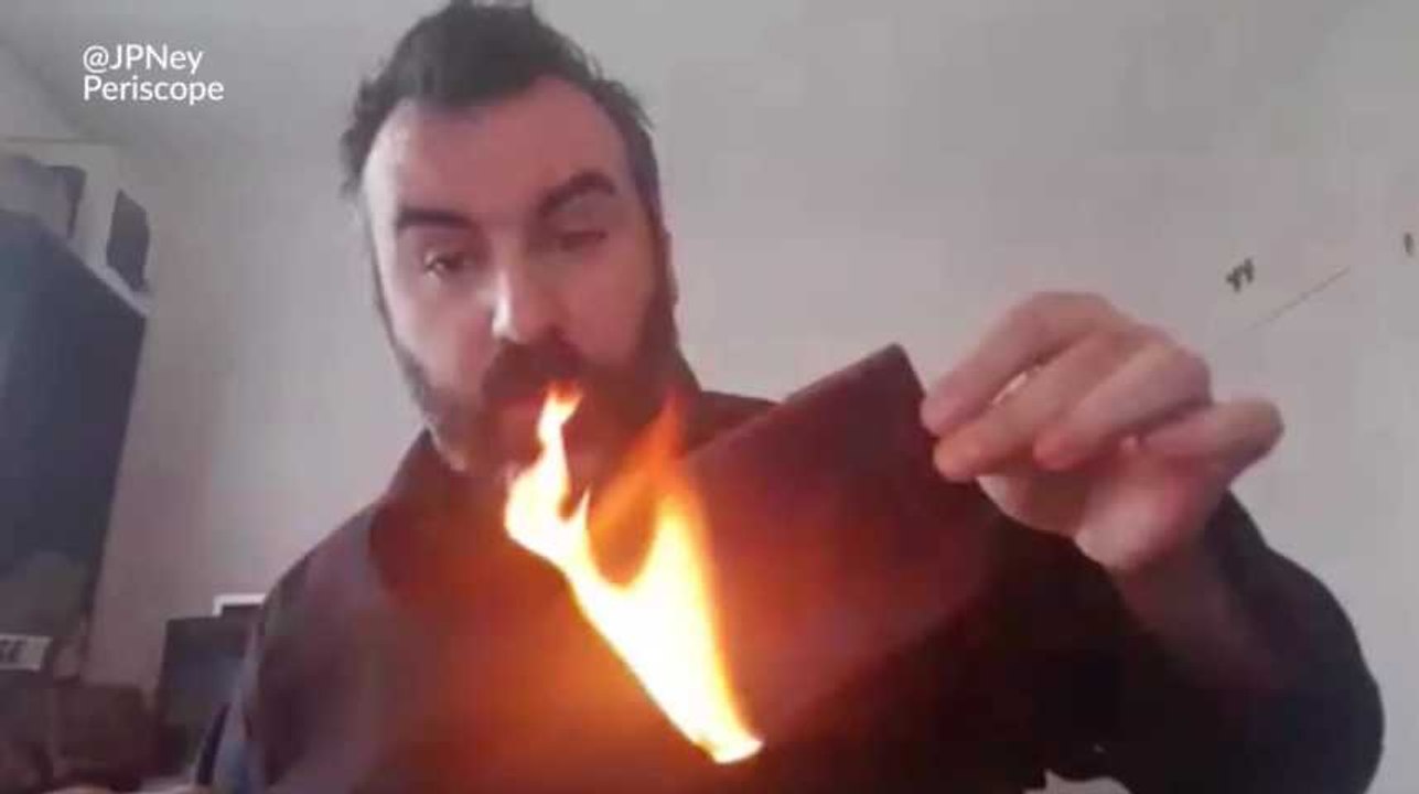 Jean-Paul Ney, le journaliste condamné pour avoir divulgué l'identité des Kouachi brûle son passeport en direct