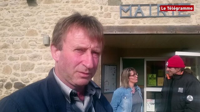 Portique écotaxe de Lanrodec. Jo Baron refuse la guillotine