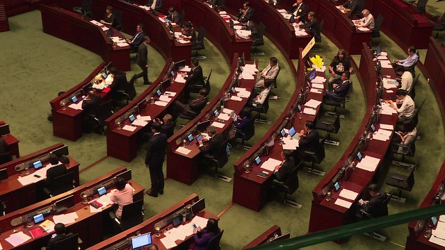 Opositores asumen escaños pidiendo autonomía para Hong Kong