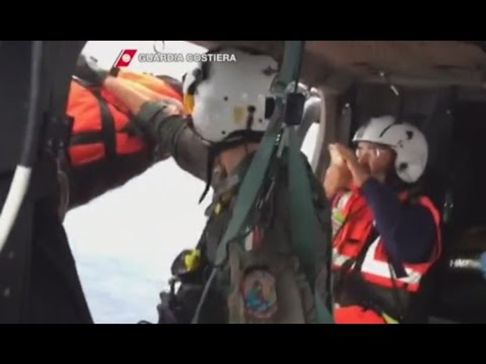 Pescara - Colto da infarto su nave da crociera, soccorso dalla Guardia Costiera (08.10.16)