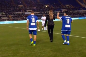 Diego Maradona hugs & kiss Ronaldinho before Pope's Charity Match 12.10.2016