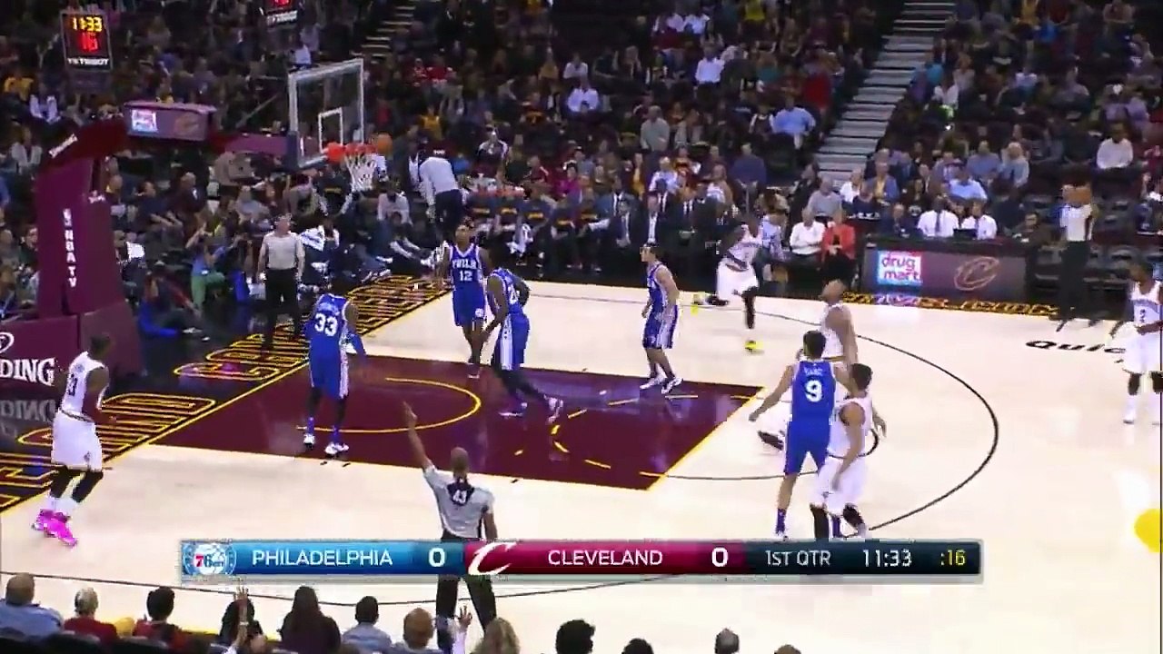 Le premier dunk de Joel Embiid avec les Sixers - 8 octobre 2016