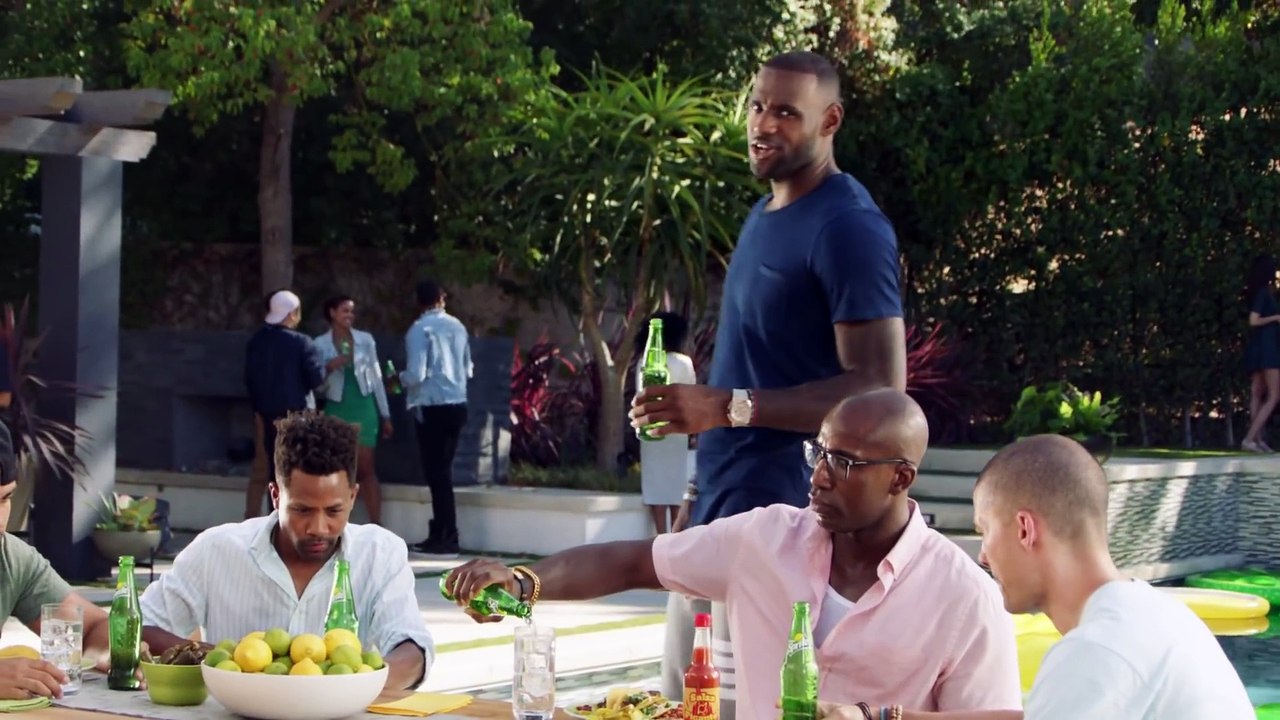Lebron James acceuille la pub Sprite chez lui.. genre il en boit lol