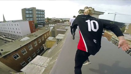 S'échapper du toit d'une usine en mode course de Parkour
